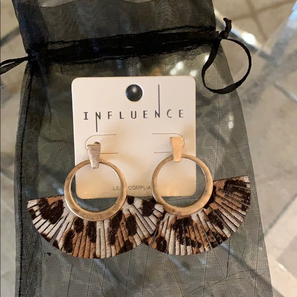 Jewelry - Earring, leopard print fan